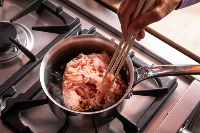 ひき肉を入れる