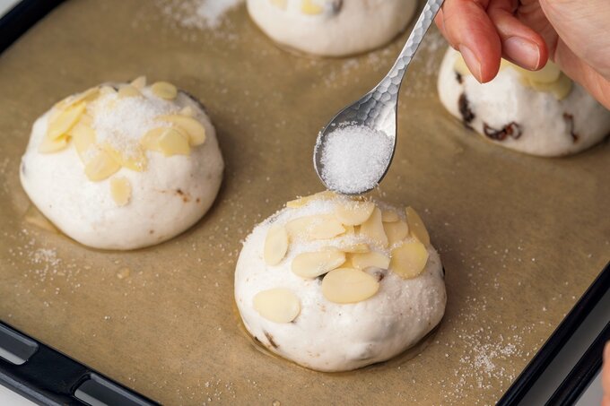 パン生地にトッピングをする様子