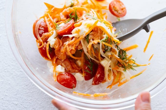 クリームチーズ、ミニトマト、スモークサーモンを加え、よくあえる。