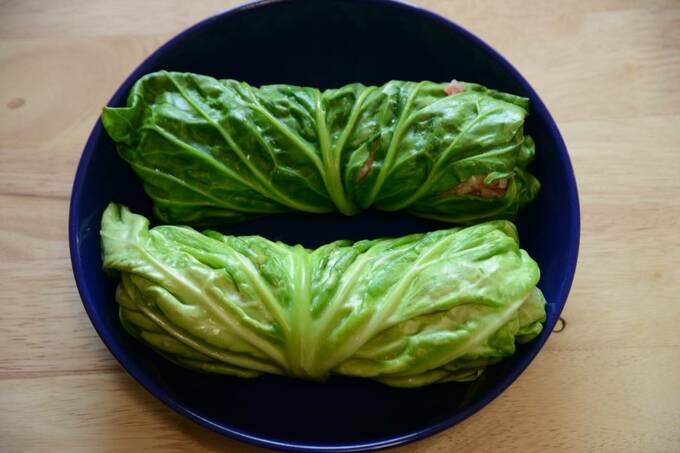 （4）の2本を巻き終わりを下にし、間隔をあけて耐熱皿に並べる