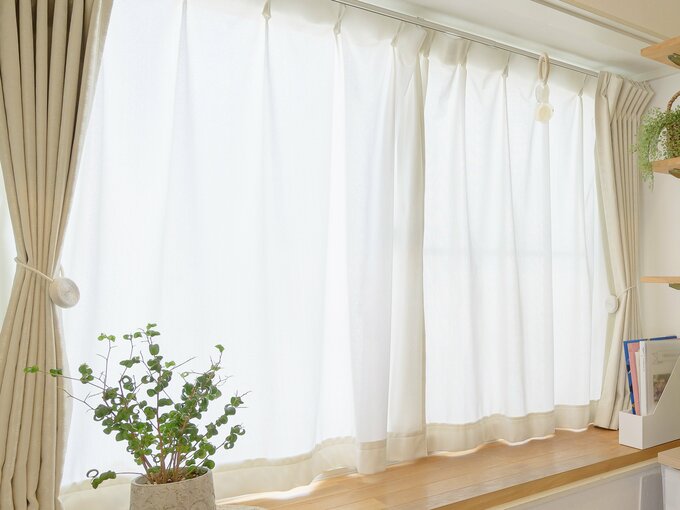 脱水したカーテンをそのままカーテンレールにつるして乾燥