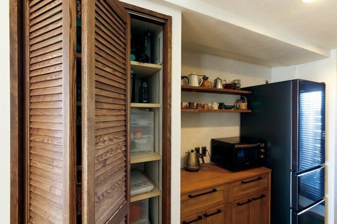 リビングと雰囲気と合わせたキッチンの背面収納