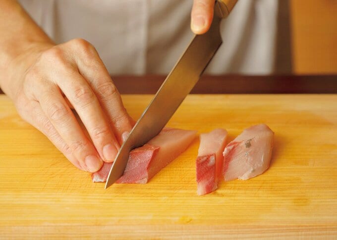 包丁でブリを切る様子