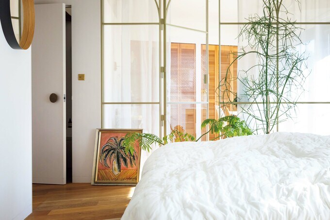 リビングダイニングとアトリエの間を斜めに仕切る