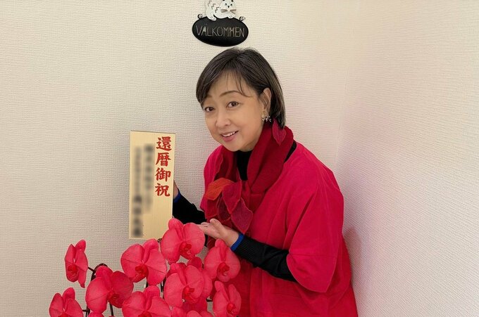 赤い服を着た川上麻衣子さん