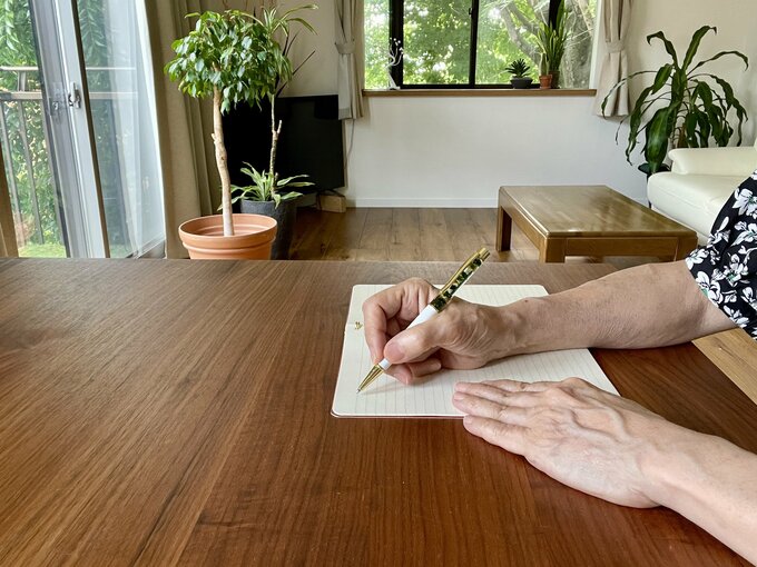 ものを書いているライフさんの手元