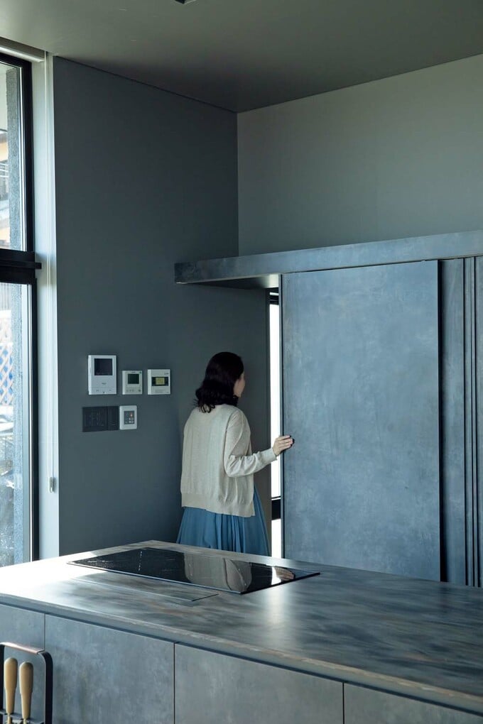 扉の奥にはパントリーを配置