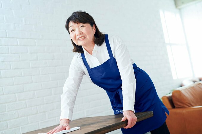 テーブル拭く女性