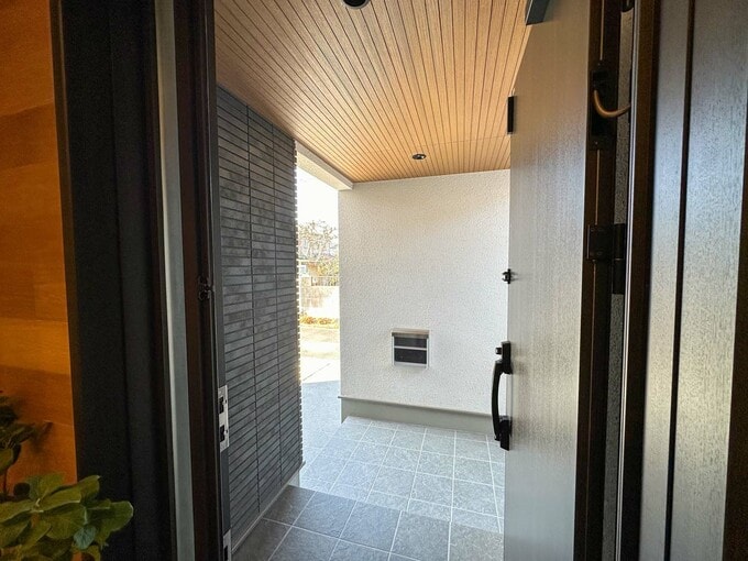 玄関からポーチを見る