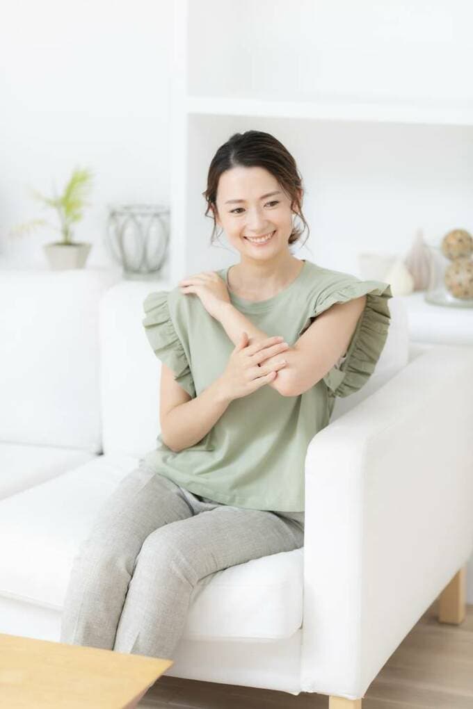 洗い上がりの肌を確認する様子
