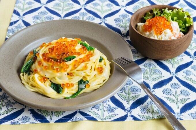 (左から)いくらとほうれん草のクリームパスタ、いくらのポテトサラダ