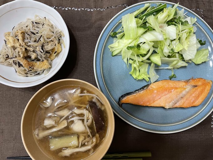 焼き鮭に野菜を添えて。がんばらず、できる範囲で続けます(サワさんの実際の献立)