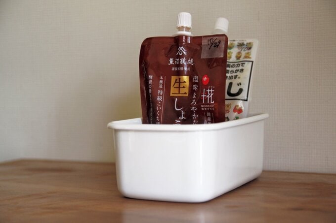 チューブ型の2つの調味料がほうろう容器に入っている