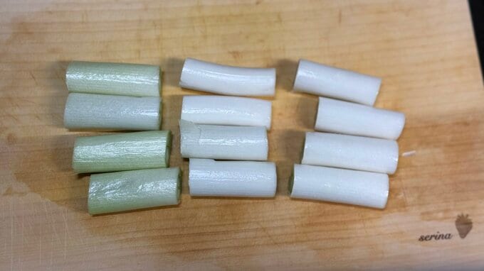 5㎝幅に着られた白ネギ