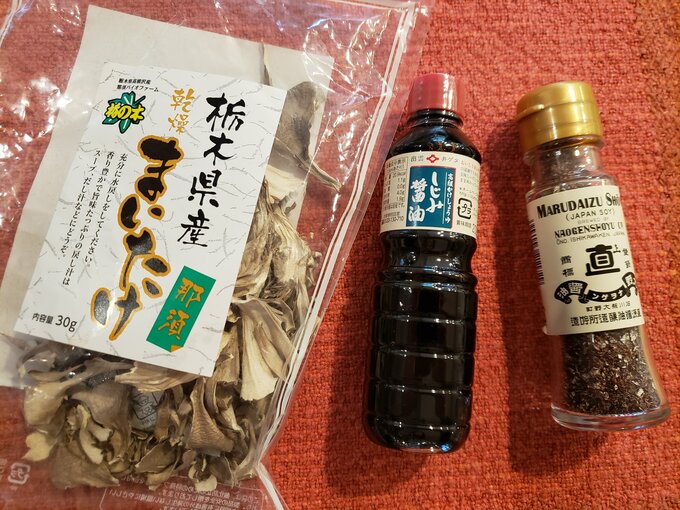 便利な乾燥まいたけは栃木県の道の駅で。うまみたっぷりしじみ醤油は出雲、粉末醤油は金沢のスーパーで