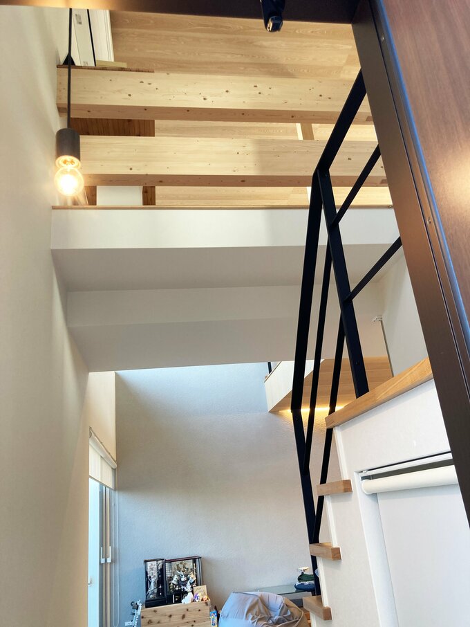 玄関から見た西側の吹き抜け