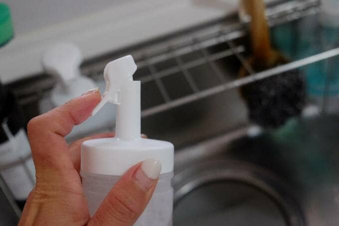 プッシュ容器を持つ様子