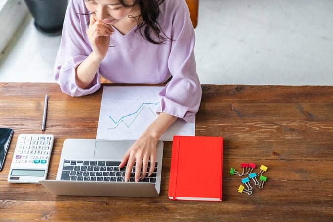 お金の勉強をするミドル女性