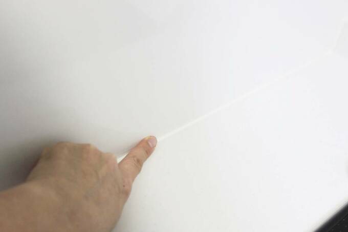 はった場所を指で触る