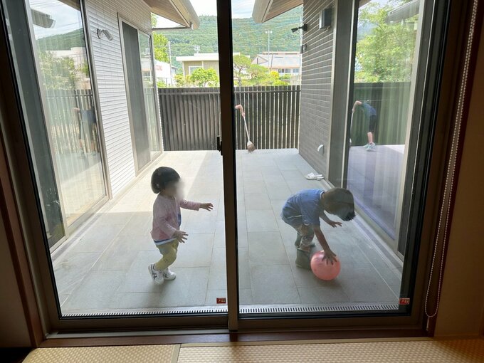 柵を立ててプライベート感がアップした中庭