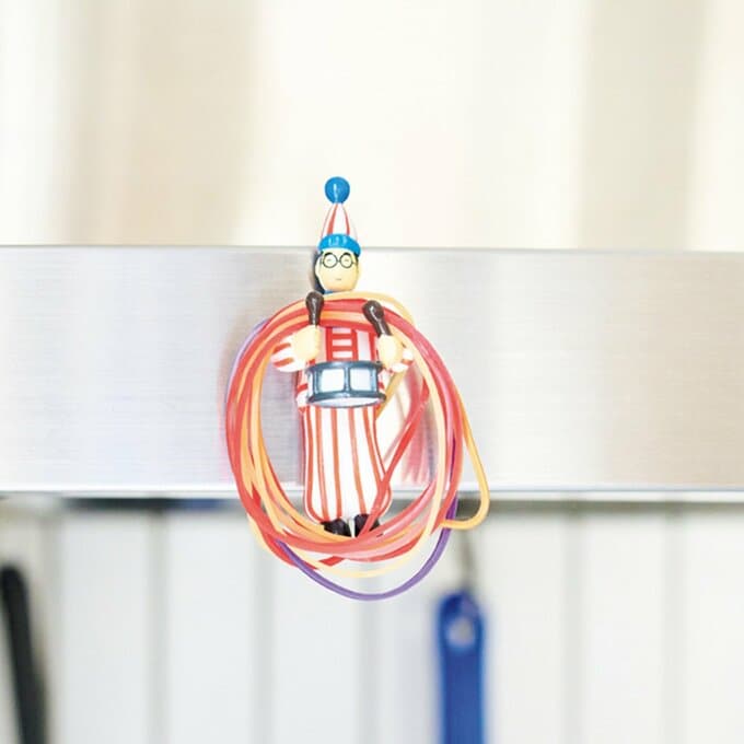 輪ゴムがかけられたくいだおれ太郎の人形