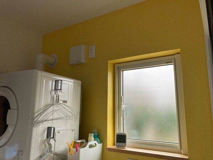 ランドリールームは明るい壁紙に