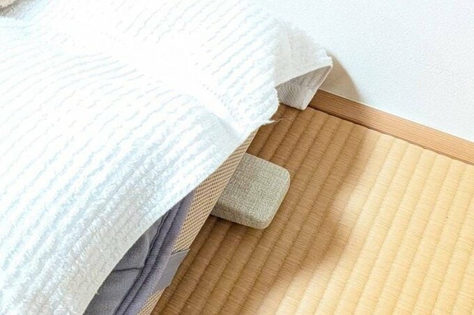 マットレスの下にあるメガネケース