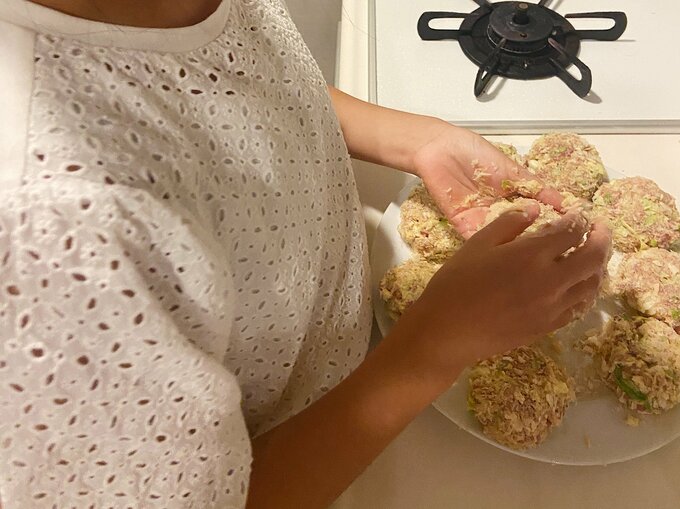 料理をするharuさんの子ども