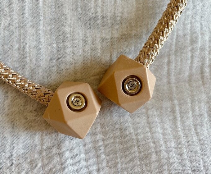 写真：タッセルは磁石入り