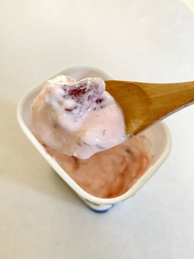 乾燥していたイチゴがホエーを吸う