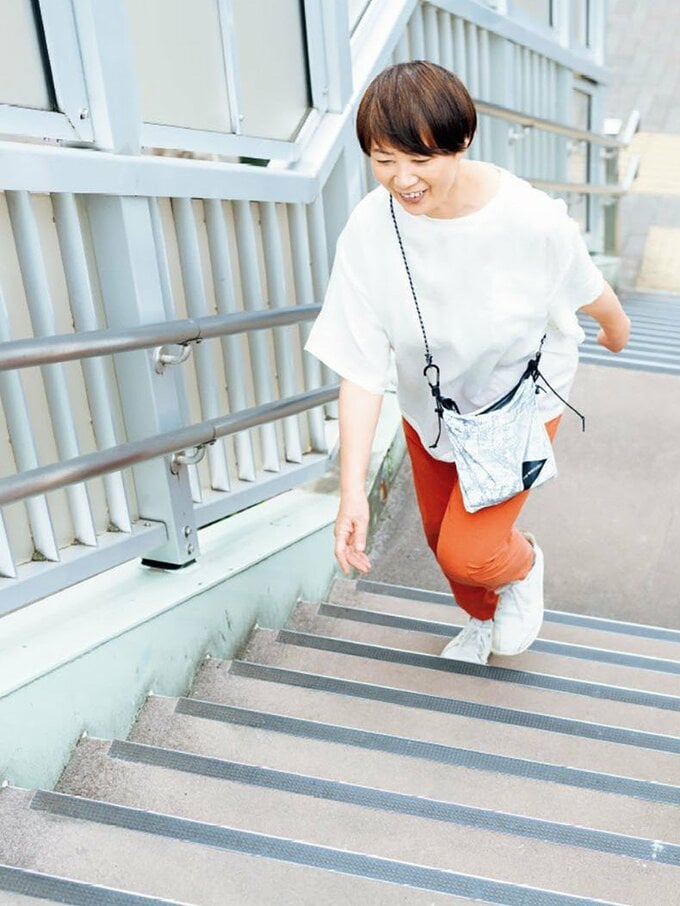 階段を上る女性