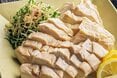 極上のしっとり食感！笠原将弘さんの「鶏胸肉のオイル蒸し」レシピ。ピリ辛ソースが相性抜群