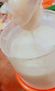 牛乳を加えてとろみを増やし、食べやすくします。