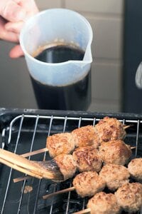 ハケでタレを両面にたっぷりと塗る作業を2回繰り返す。