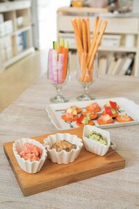 形の違うミニキッシュ皿をディップ入れに