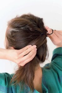 全体をこめかみの高さの所でゴムで1つに結ぶ