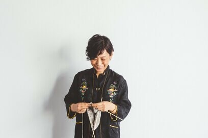 51歳のニットデザイナーが語る、編むことの魅力。「息子の大学進学費用を貯めるつもりが…」