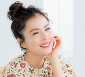 涼しさとかわいさを両取り！ゴム1本で大人のお団子ヘア