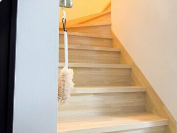 汚れやすいうえに面倒な「階段掃除」。ハンディモップのぶら下げが最高にラクだった