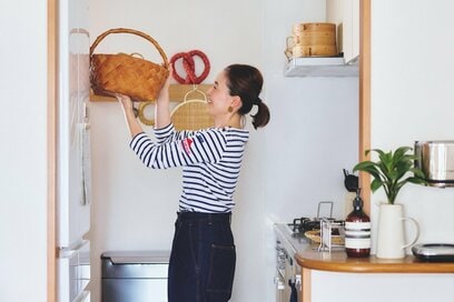 賃貸でもおしゃれな空間をつくる方法。キッチン収納は「見せる」と「隠す」の同時使い