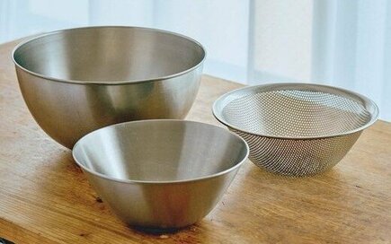 人気料理家が「長年愛用する」キッチングッズ4選。目づまりしないザルや、食器ふきが一瞬で終わるタオル