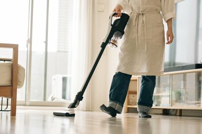 「床にものを置かない」3つのコツ。仮置きするならテーブルの上の方がいい