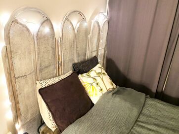 昭和レトロなラタンのついたてを、ベッドの「LEDつきヘッドボード」にリメイク