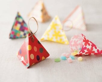 折り紙とホチキスだけ！プチギフトに“テトラパックラッピング”はいかが？