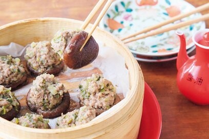 せいろで簡単激うま「包まないシューマイ」レシピ。シイタケに具をのせるだけ、うま味がジュワッ