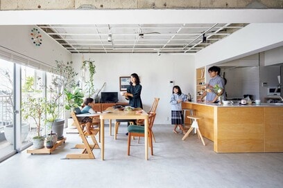 築60年のメゾネット住戸を全面リノベーション。北欧家具に囲まれた居心地のいいキッチン