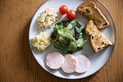 70代、夏を乗りきる「リアルな食事」。総菜はアレンジ活用、ひと皿に盛りつけてラクにおいしく