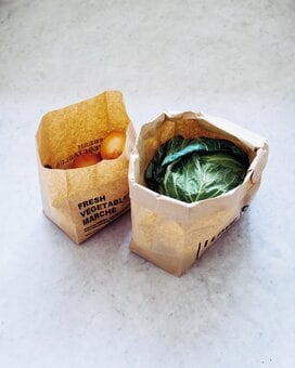 冷蔵庫が汚れなくなる「食品用紙袋」。デザインもおしゃれで、野菜室がすっきり