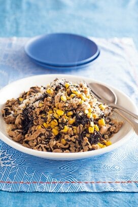 粉チーズとニンニクの風味がそそる！豚こまとヒジキ、コーンの炒めもの