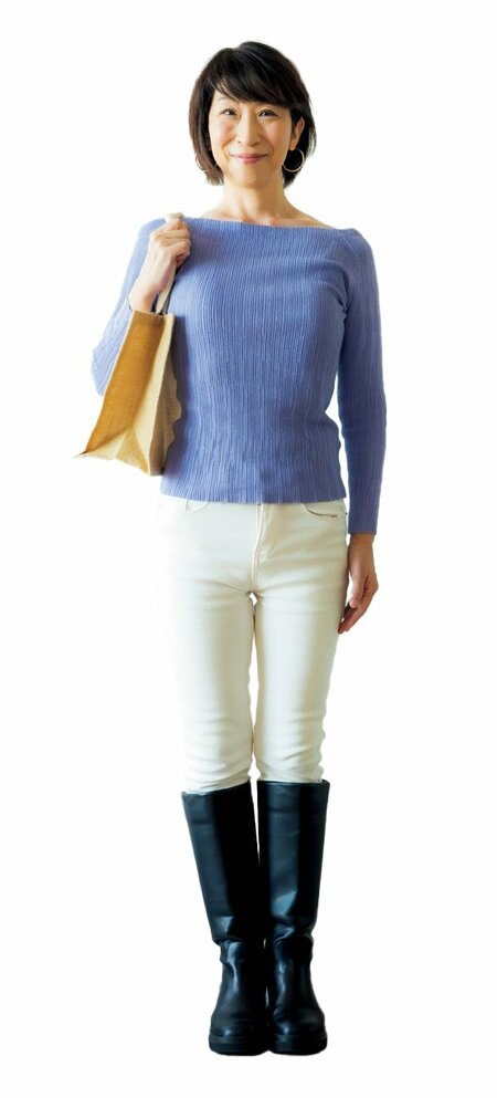 立ちながらやせ動作をする人